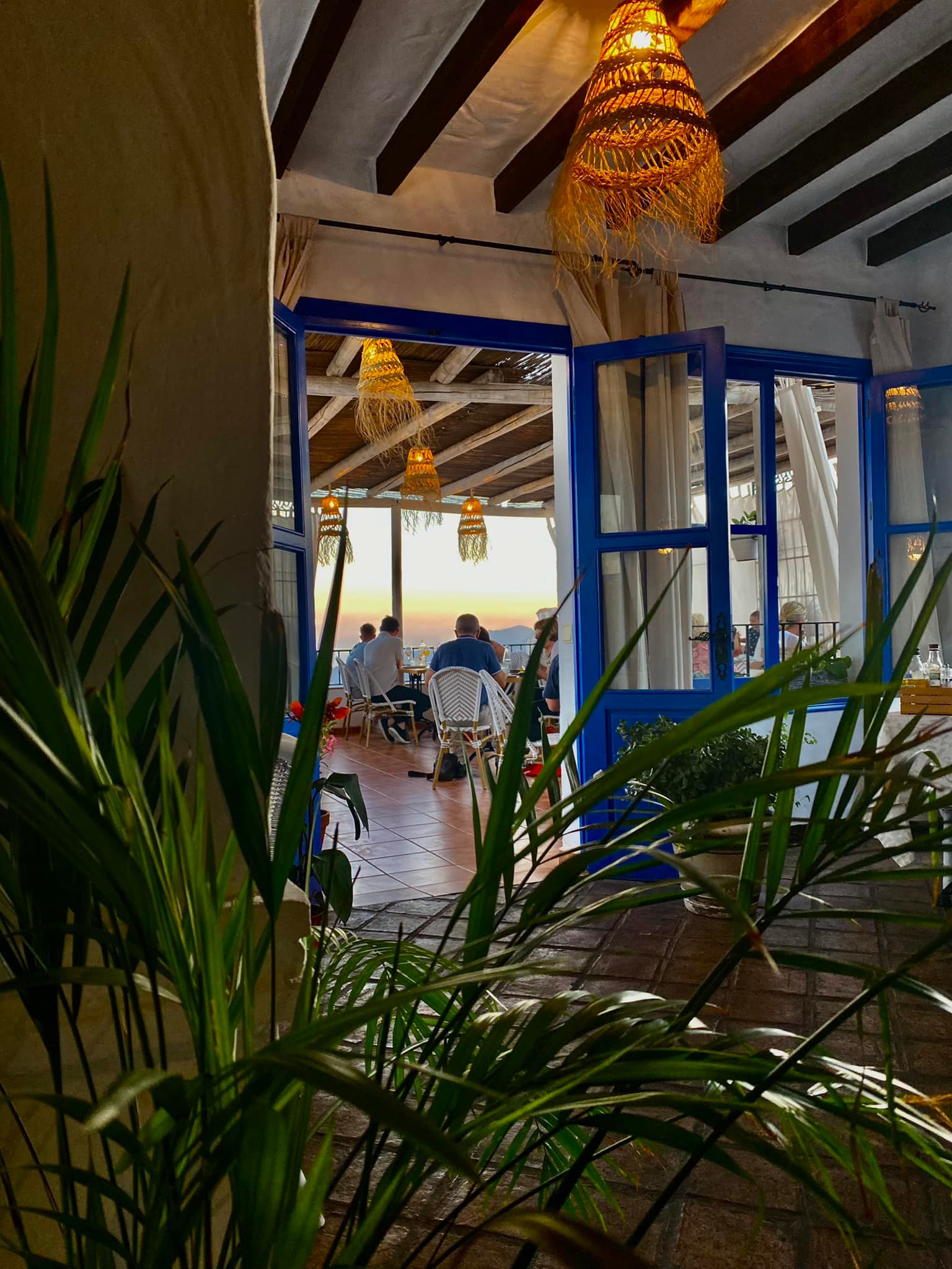 Interior de Cortijo Paco con vistas a la terraza al atardecer, Cómpeta