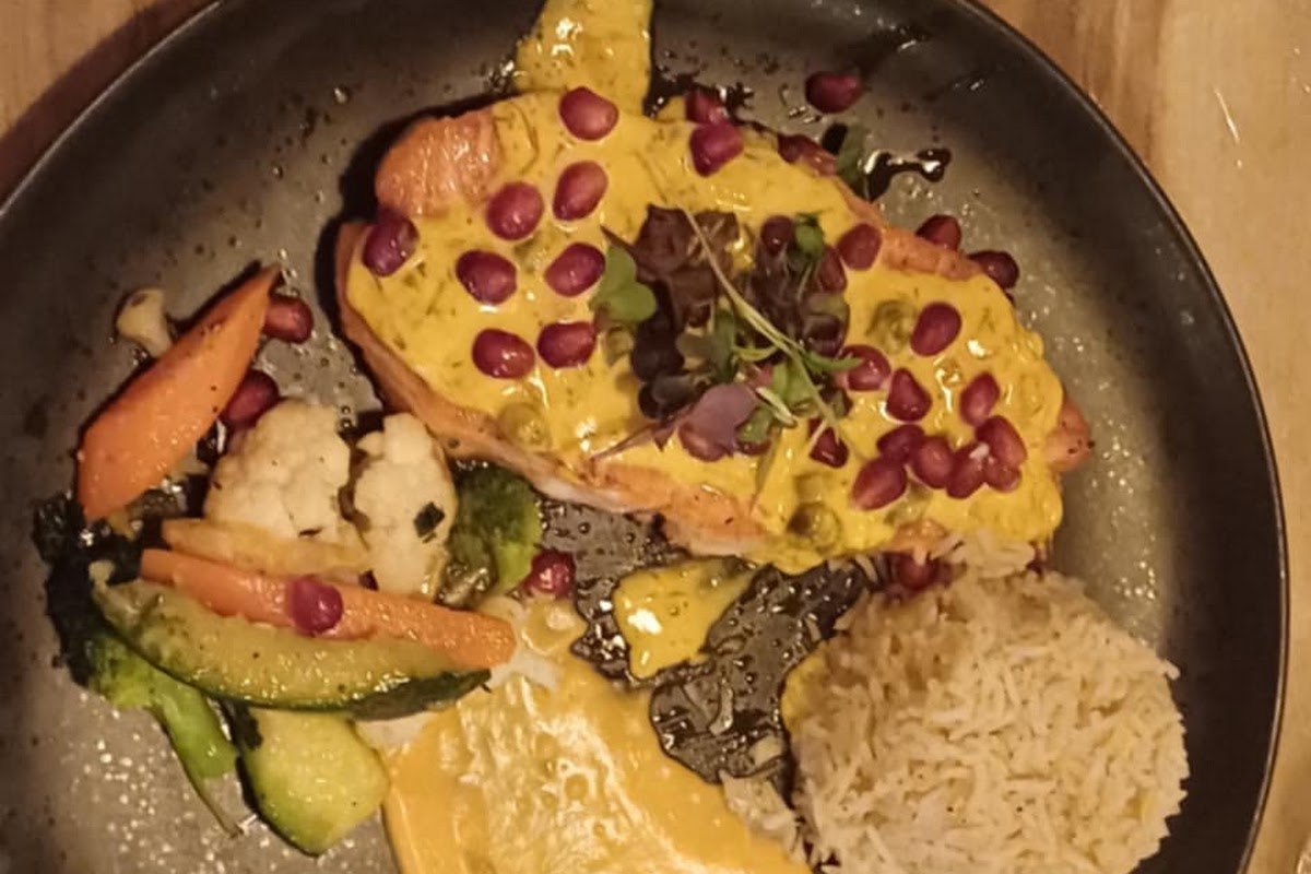 Salmón con garnish de granada en Cortijo Paco, Cómpeta